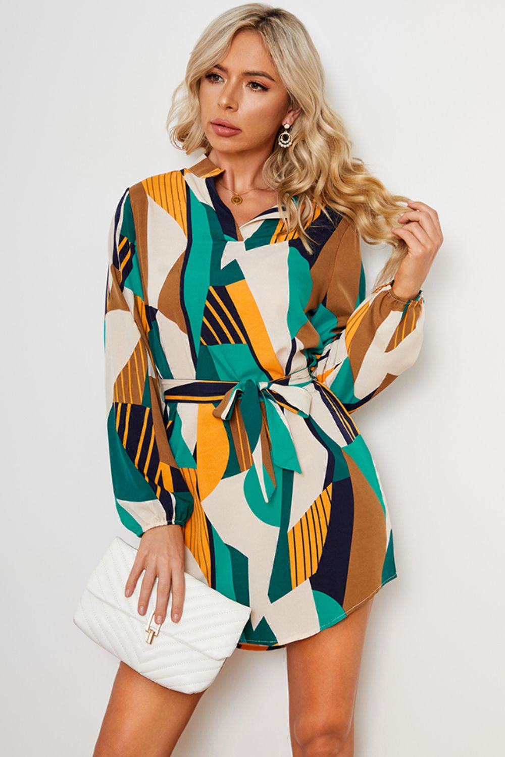 This Women's Geometric Multi-Color Curved Hem skirt is stylish for any occasion. With its trendy geometric hem belt and multi-color design, you'll look fabulous.