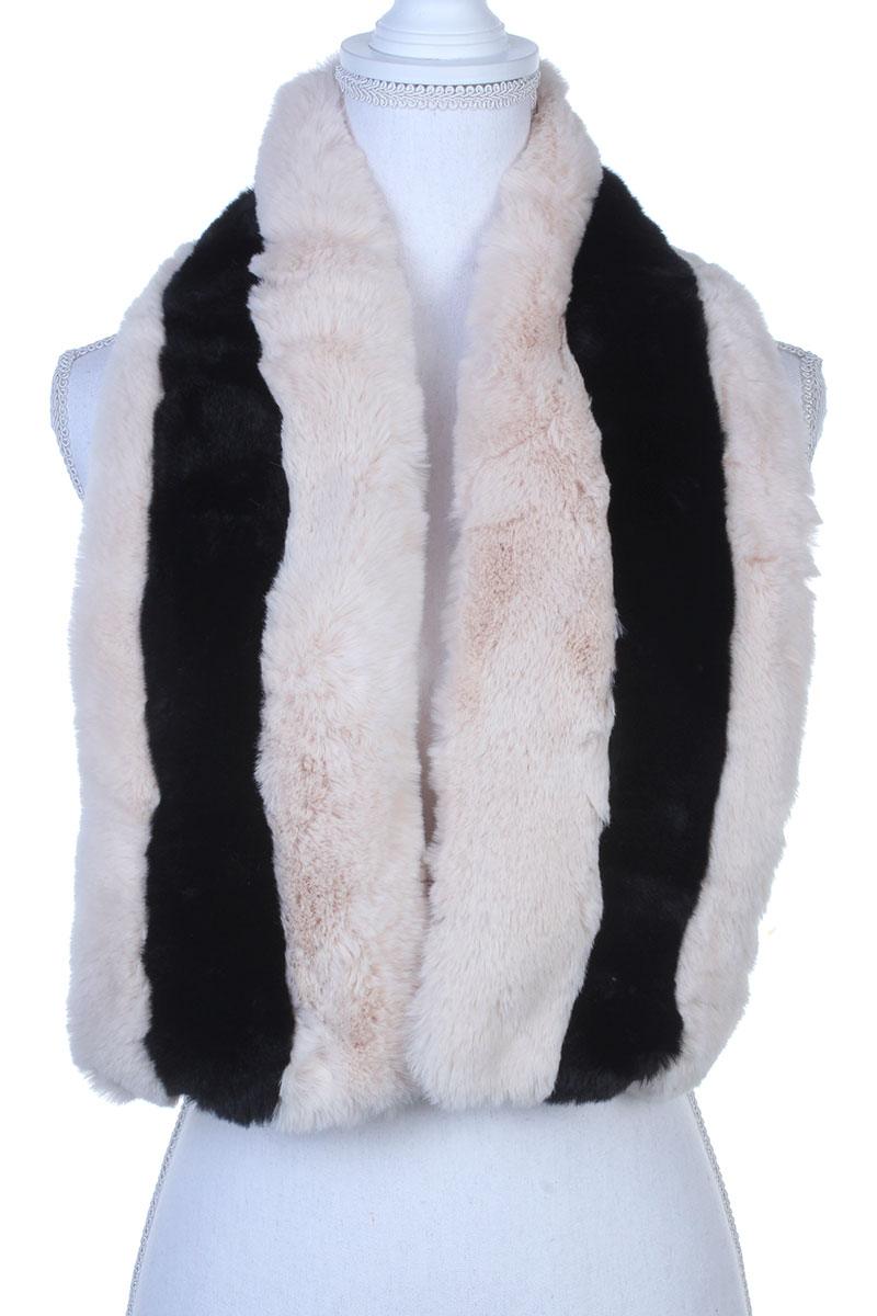 Look chic wherever you go with this women's two-tone oblong scarf! Made with soft smooth fabric, this timeless accessory is great for adding style to any outfit.