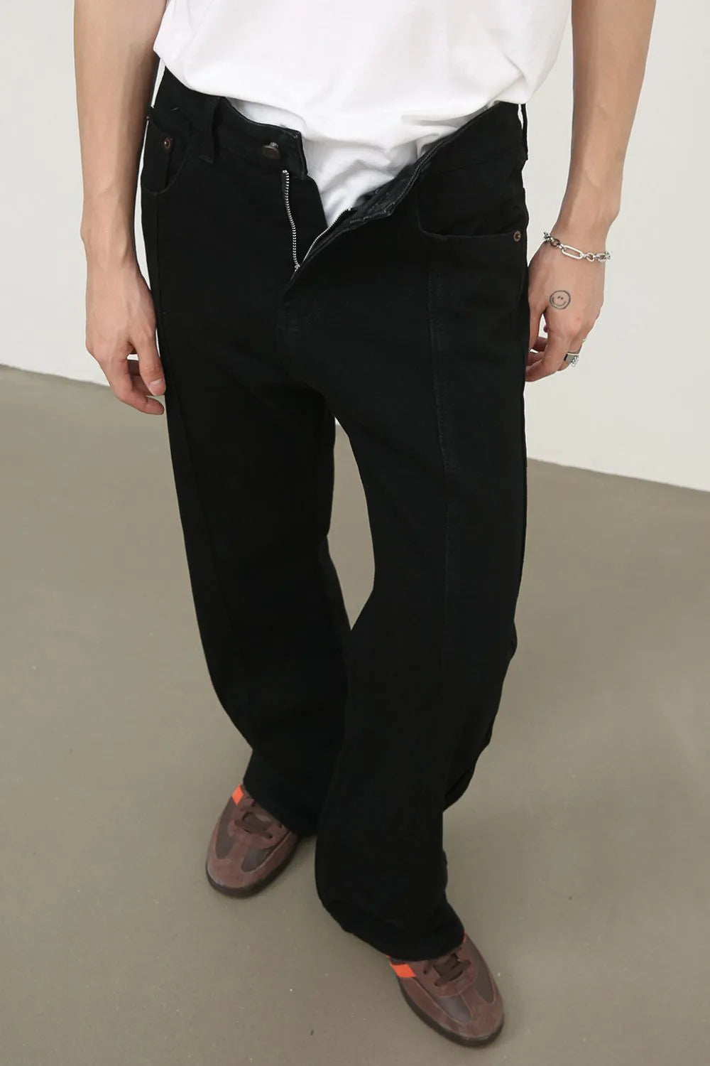 Men's Black Relaxed Slim Fit Jeans zipper view