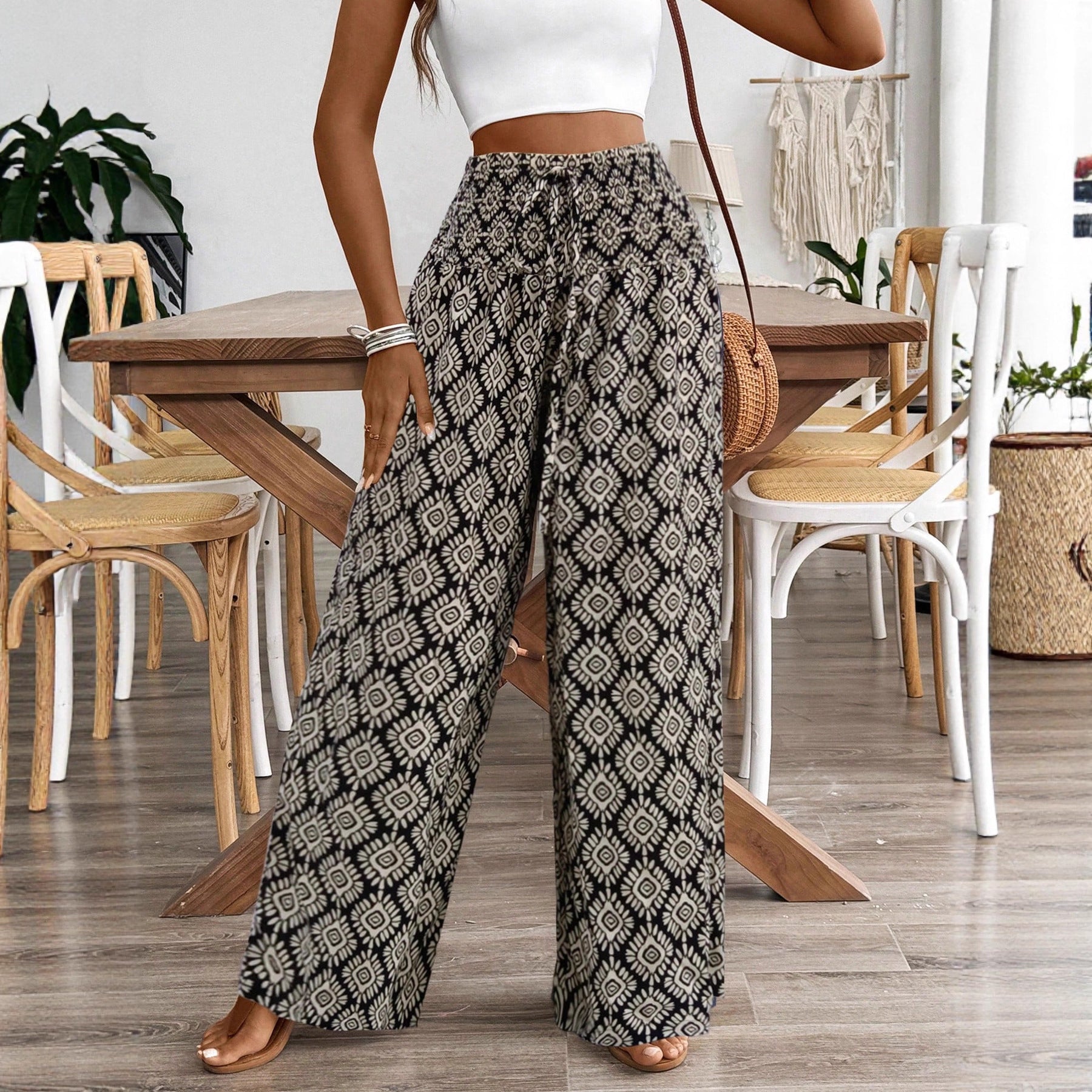 Model wear black geometric trousers