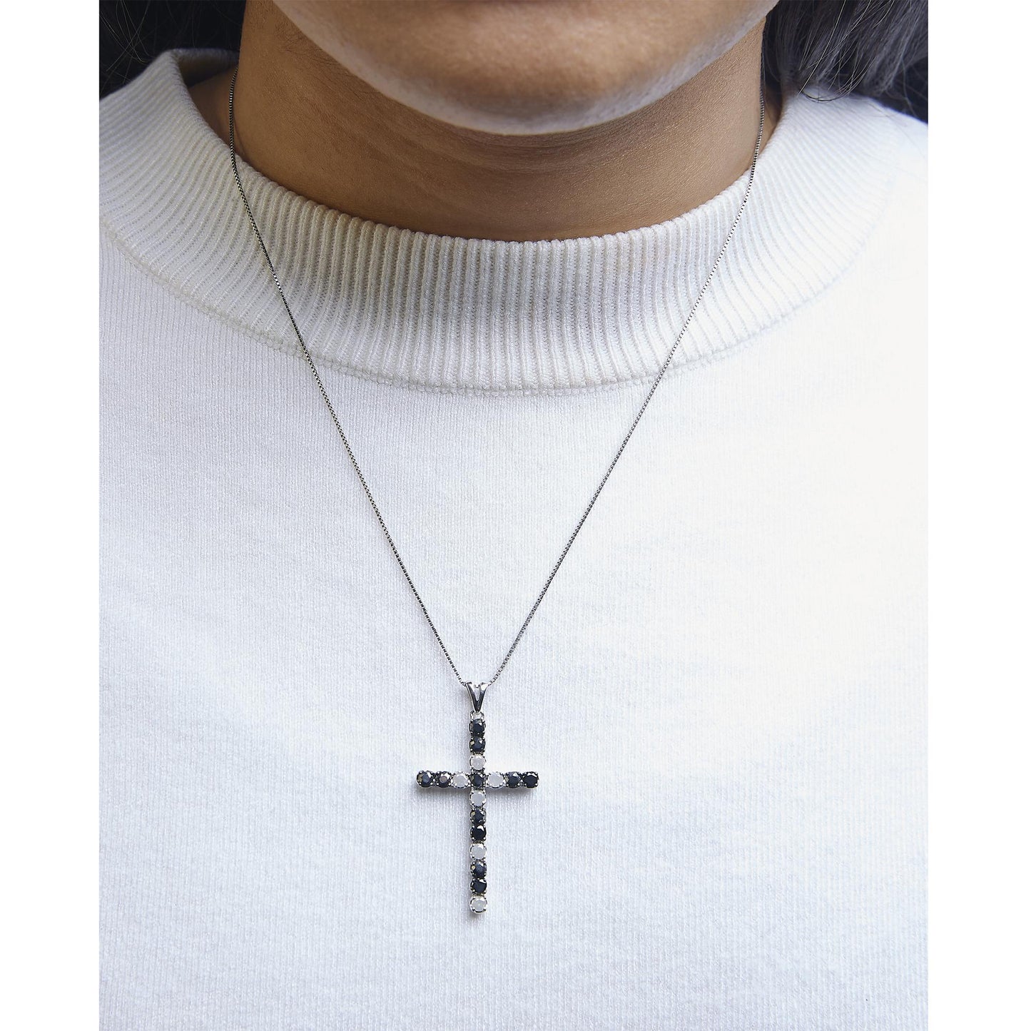 .925 Sterling Silver 1.0 Cttw Black and White Diamond Alternating Classic Cross 18in Pendant Necklace (Black/I-J Color, I3 Clarity)