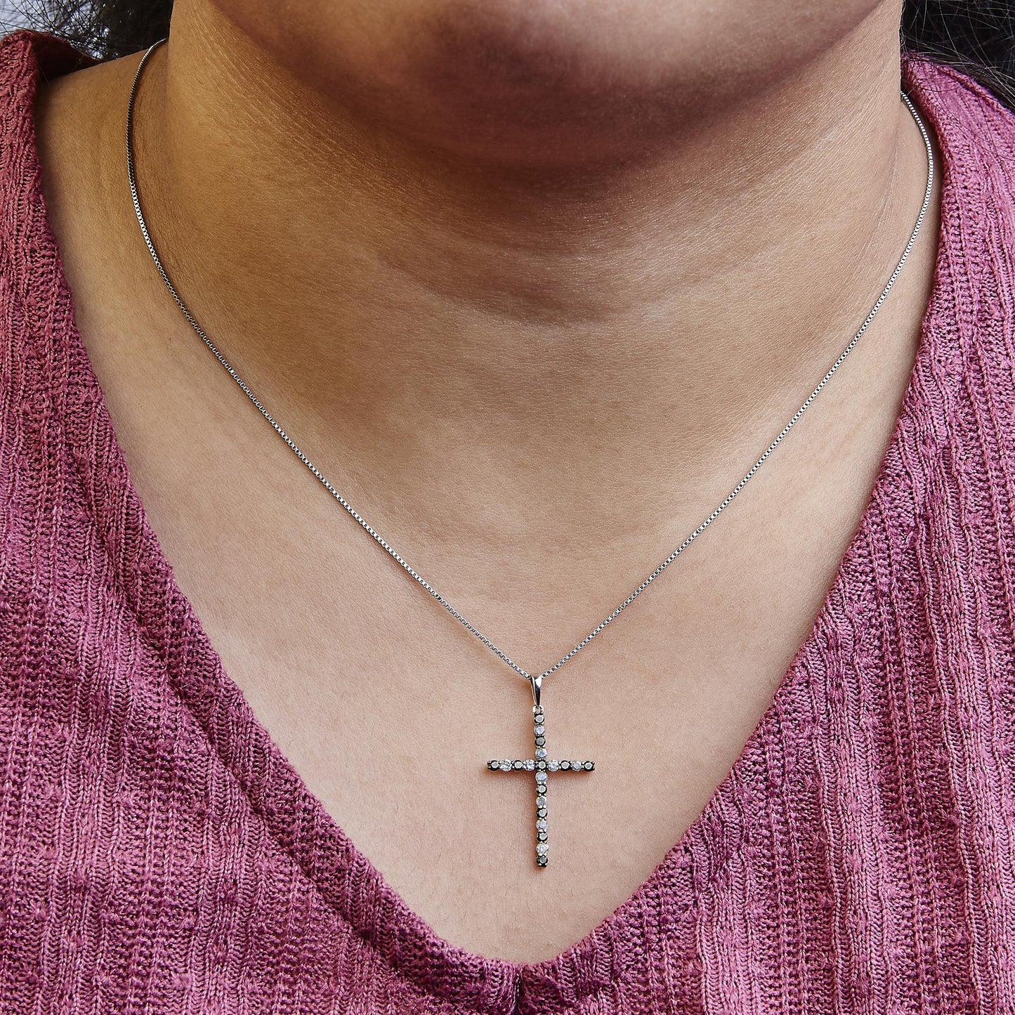 .925 Sterling Silver 1/2 Cttw Alternating Black and White Diamond Cross Pendant Necklace (H-I Color, I2-I3 Clarity) - 18in