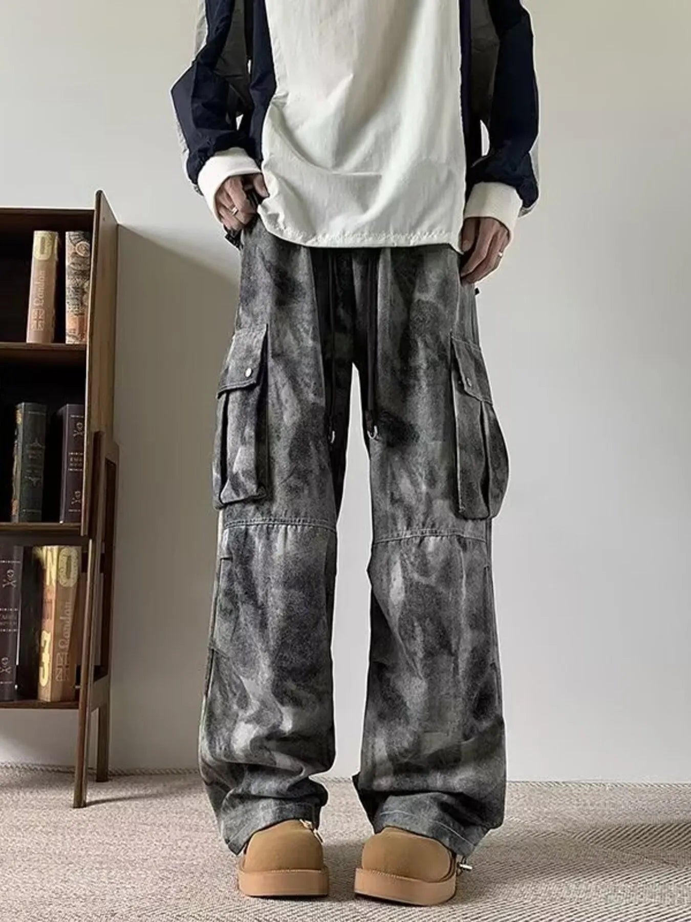 Model wearing black/grey Men's Tie-dye Loose Fit Cargo Jeans