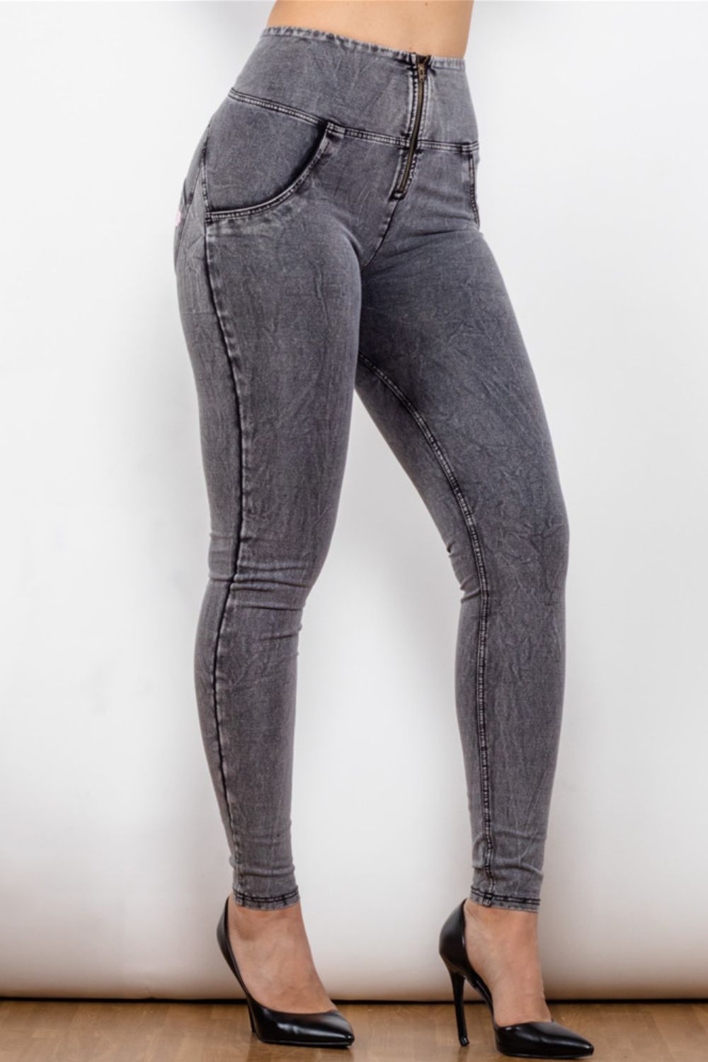 Ladies Grey Zipper Closure Skinny Jeans with Pockets